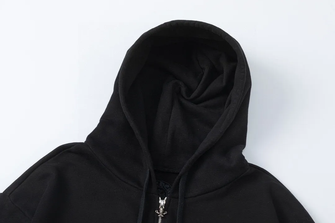 P320 chrome hearts Foti limited color printed zipper hooded cedar jacket. The same model as the star, real silver plated sword puller, eight-claw machine thermosetting oil material printing, very rare and cool version. 420g high-quality fabric specially made for trendy brands, one-piece velvet, excellent color fastness, no whitening problem, moderate feel and stiffness. A must-have item for autumn and winter, the same style for men and women. Can be used with items from the same series to create a personalized look. Size: S M L XL